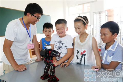 Dancing robots and student volunteers bring science to life in Nanyang