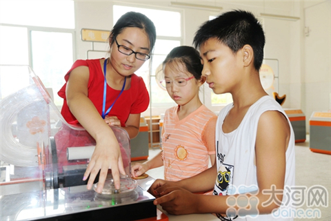 Dancing robots and student volunteers bring science to life in Nanyang