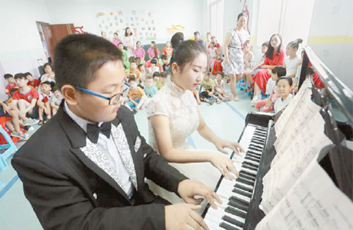 Piano concert spreads love in welfare house