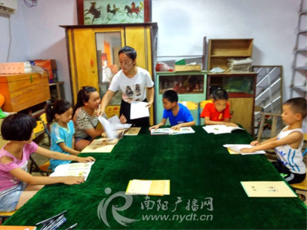 Nanyang professor establishes public welfare library in Fangcheng