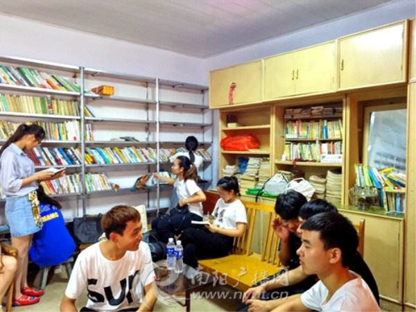 Nanyang professor establishes public welfare library in Fangcheng