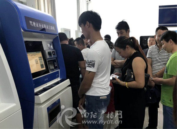 First self-service machine for driver licenses set up in Nanyang