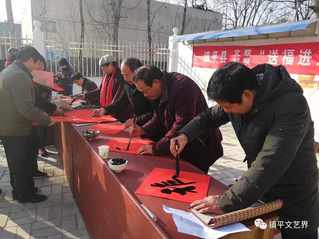 Zhenping county calligraphers offer free Spring Festival couplets