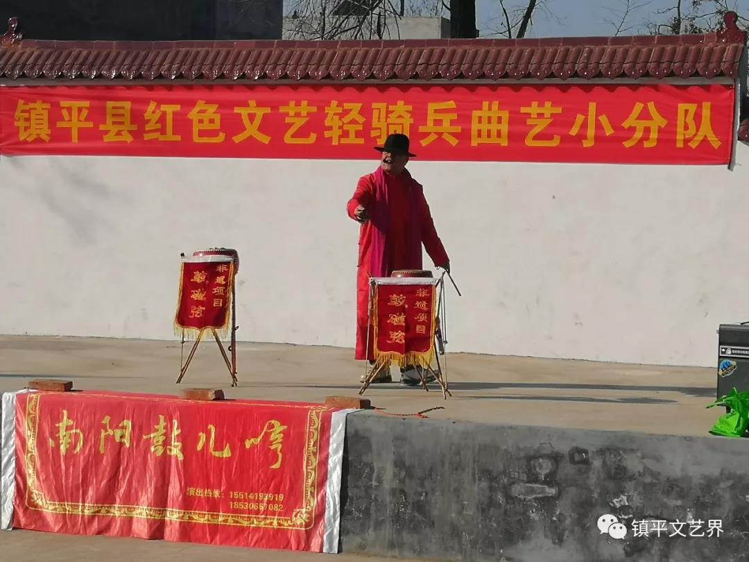 Zhenping county calligraphers offer free Spring Festival couplets