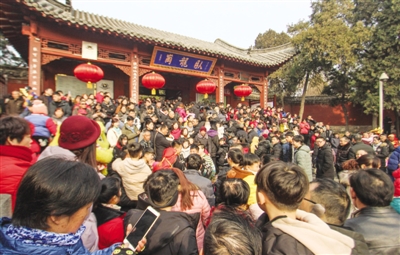 Nanyang flooded with Spring Festival tourists