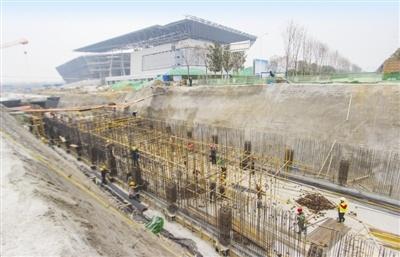 Nanyang workers spare no effort in building parking lot