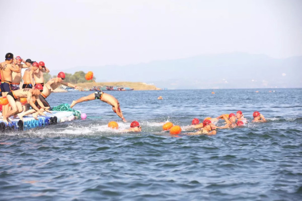Int'l swimming competition kicks off in Xichuan