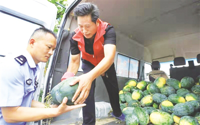 Nanyang Charity Federation sends gifts to traffic policemen