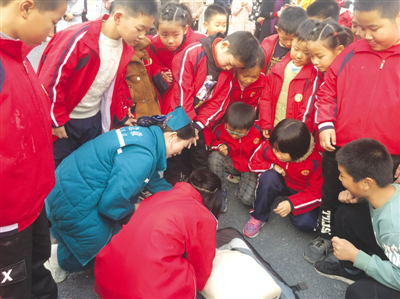 School students learn first aid knowledge in Nanyang